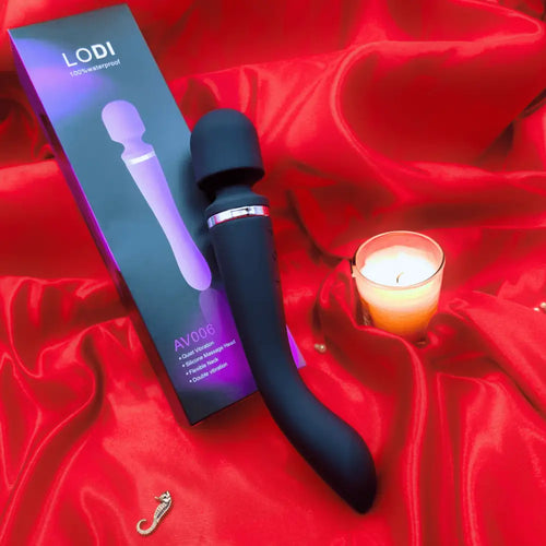 🌸 Three-quarter view with gold accent nearby—sleek silicone body made for grip and control.