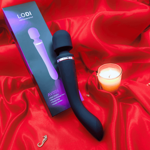 🌸 Three-quarter view with gold accent nearby—sleek silicone body made for grip and control.