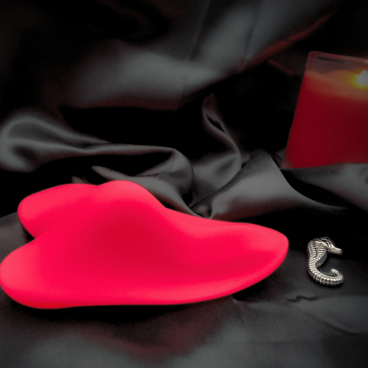 Curved, body-safe silicone vibe with magnetic clip designed to sit perfectly on the clitoris.